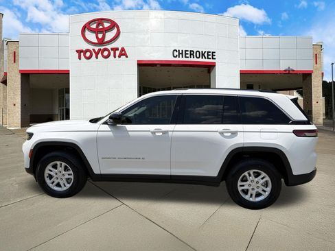 Used 2023 Jeep Grand Cherokee Laredo AWD/4WD image 8