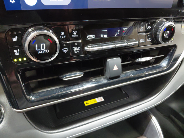 Used 2023 Toyota Highlander Limited AWD/4WD image 36