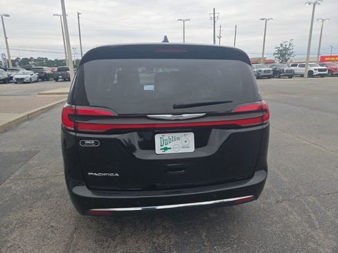 Used 2024 Chrysler Pacifica Touring-L FWD image 4