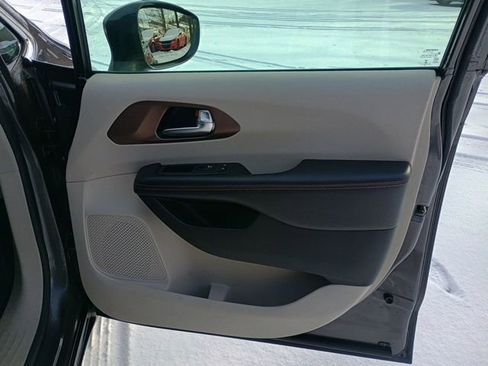 Used 2019 Chrysler Pacifica Touring-L Plus image 13