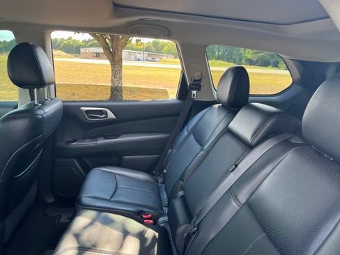 Used 2020 Nissan Pathfinder Platinum FWD image 16