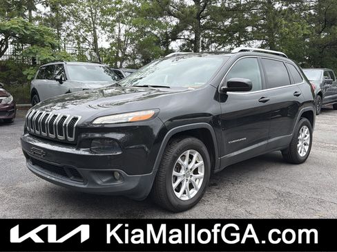 Used 2016 Jeep Cherokee Latitude w/ Cold Weather Group AWD/4WD image 1