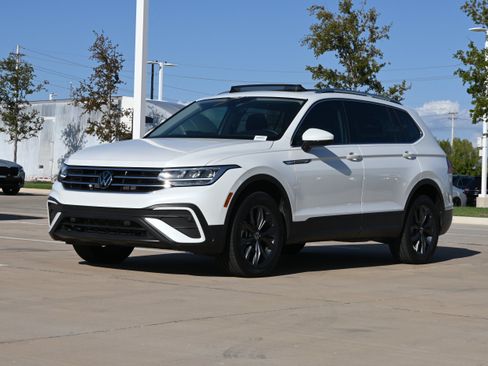Used 2023 Volkswagen Tiguan SE w/ Panoramic Sunroof Package FWD image 5