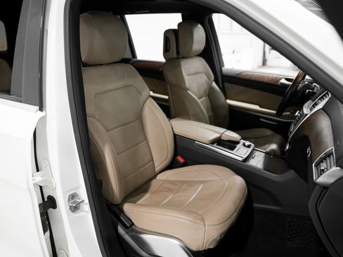 Used 2014 Mercedes-Benz GL 550 4MATIC image 23