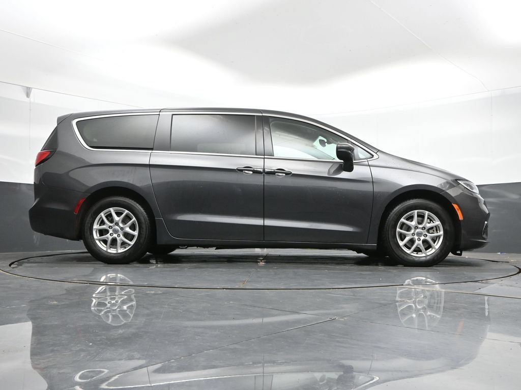 Used 2023 Chrysler Pacifica Touring-L FWD image 23