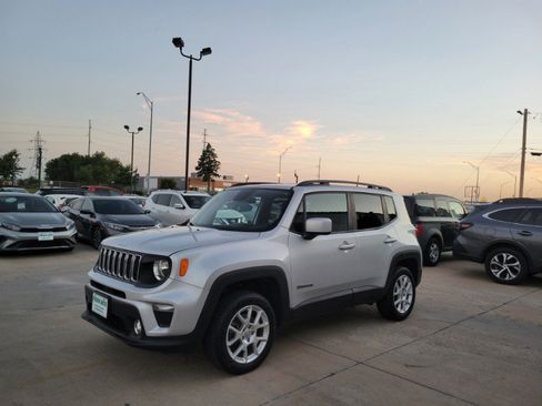 Used 2019 Jeep Renegade Latitude w/ Cold Weather Group AWD/4WD image 3