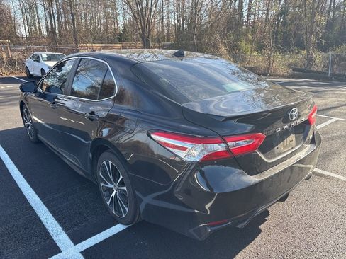 Used 2020 Toyota Camry SE image 5