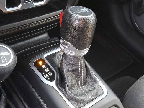 Used 2018 Jeep Wrangler Unlimited Sahara image 10