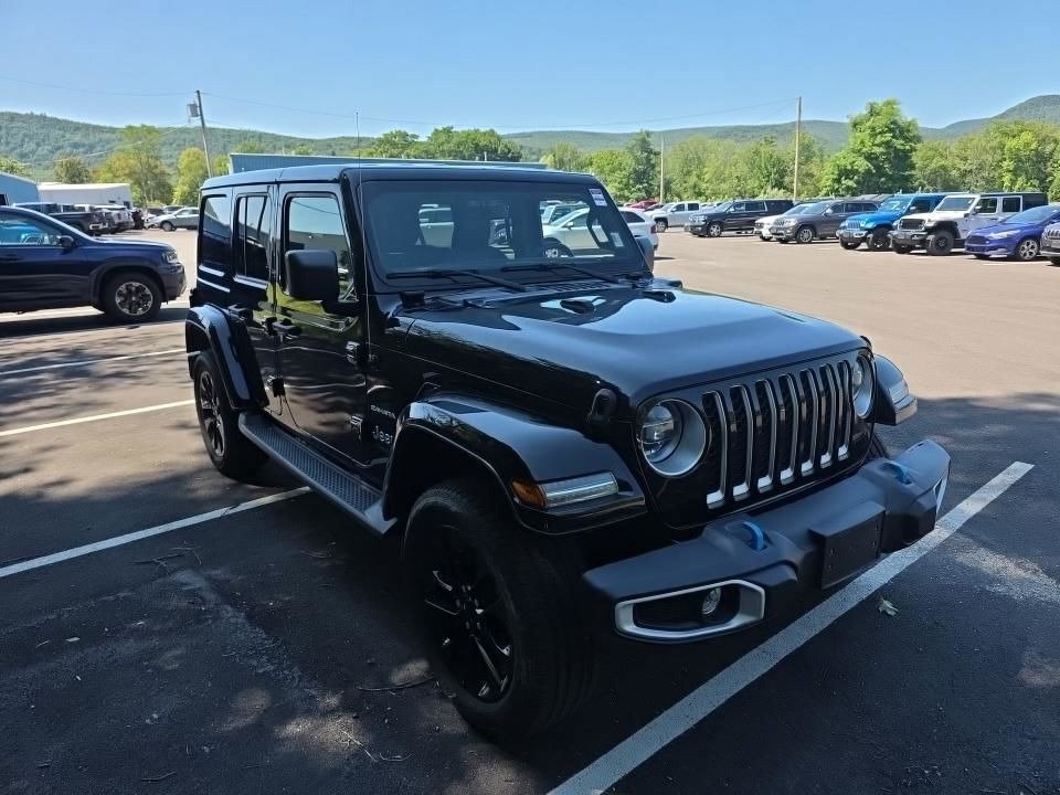 Used 2022 Jeep Wrangler Unlimited Sahara w/ Cold Weather Group AWD/4WD image 3