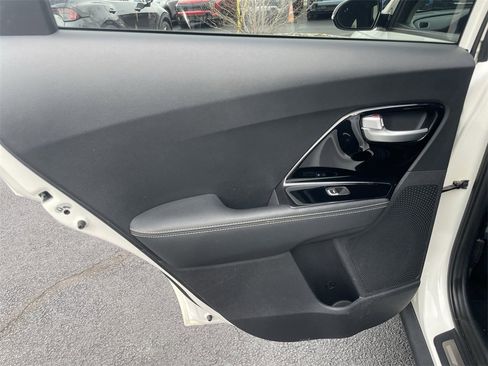Used 2017 Kia Niro EX image 23