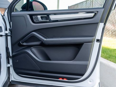 Used 2023 Porsche Cayenne Platinum Edition image 32