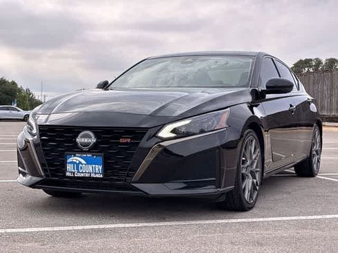 Used 2023 Nissan Altima 2.0 SR FWD image 11
