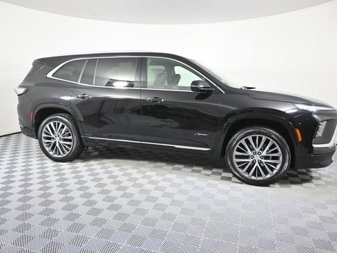 Used 2025 Buick Enclave Avenir image 8