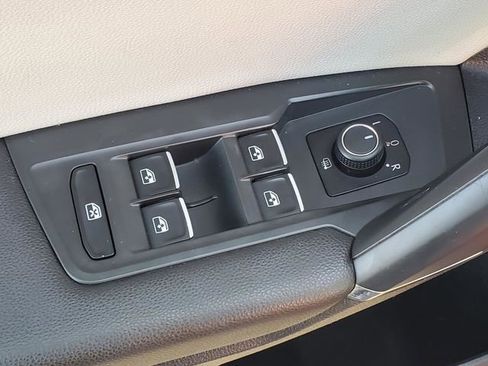 Used 2018 Volkswagen Tiguan SE image 11