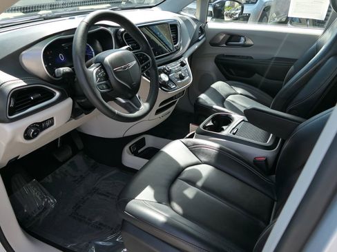 Used 2024 Chrysler Pacifica Limited FWD image 12