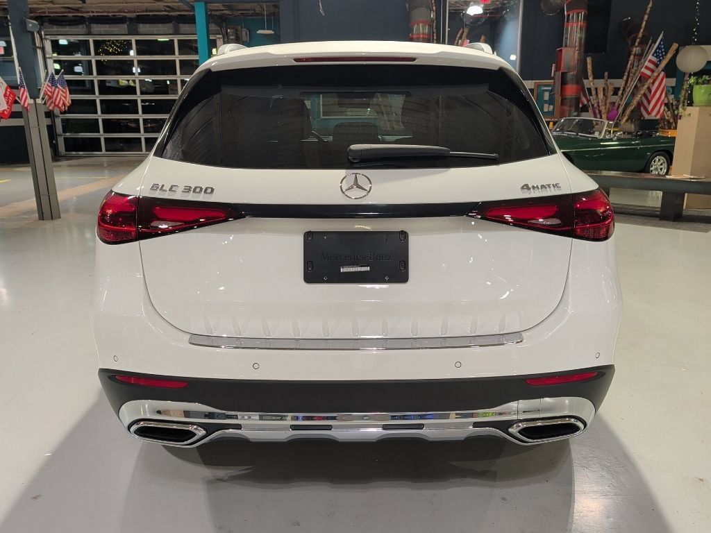 Used 2025 Mercedes-Benz GLC 300 4MATIC image 10