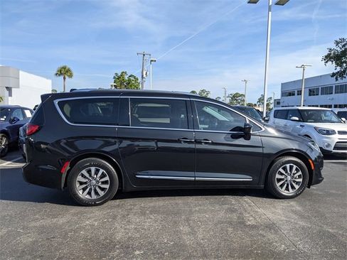 Used 2020 Chrysler Pacifica Touring-L Plus image 3