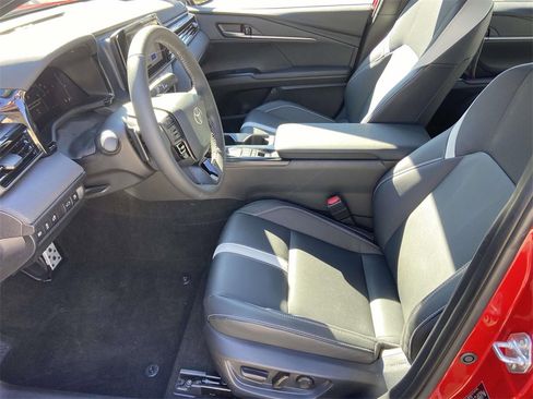 Used 2025 Toyota Camry SE w/ Convenience Package image 16