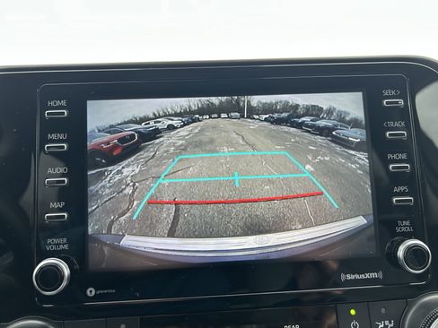 Used 2021 Toyota Highlander L image 13