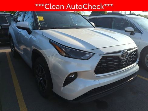 Used 2023 Toyota Highlander XLE AWD/4WD image 3