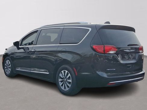 Used 2020 Chrysler Pacifica Touring-L Plus image 4