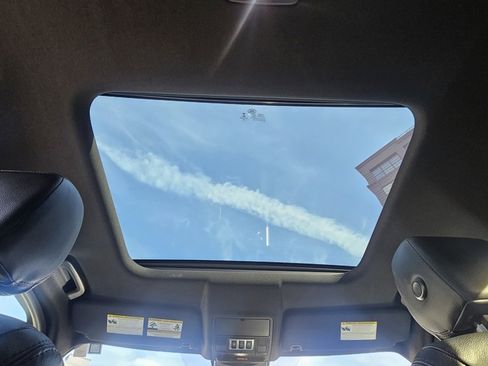 Used 2018 Land Rover Discovery HSE image 25