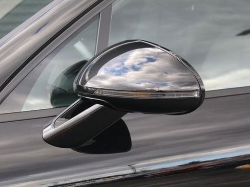 Used 2023 Porsche Macan Turbo image 14