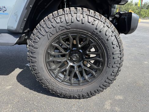 Used 2025 Jeep Wrangler Unlimited Sahara AWD/4WD image 38