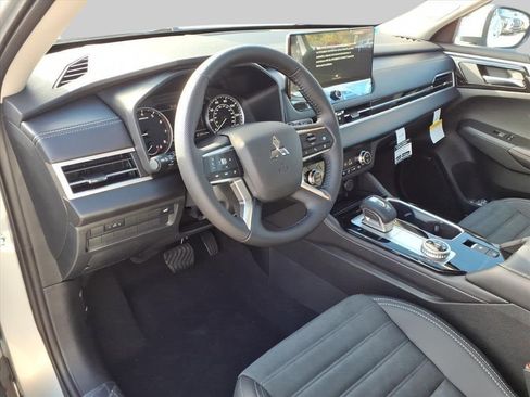 New 2025 Mitsubishi Outlander SE image 17