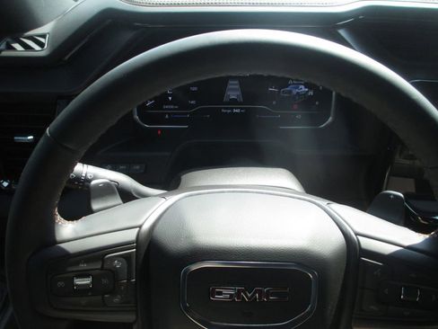 Used 2024 GMC Sierra 1500 AT4 w/ Technology Package AWD/4WD image 34