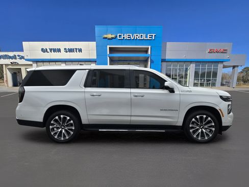 Used 2025 Chevrolet Suburban High Country RWD image 6