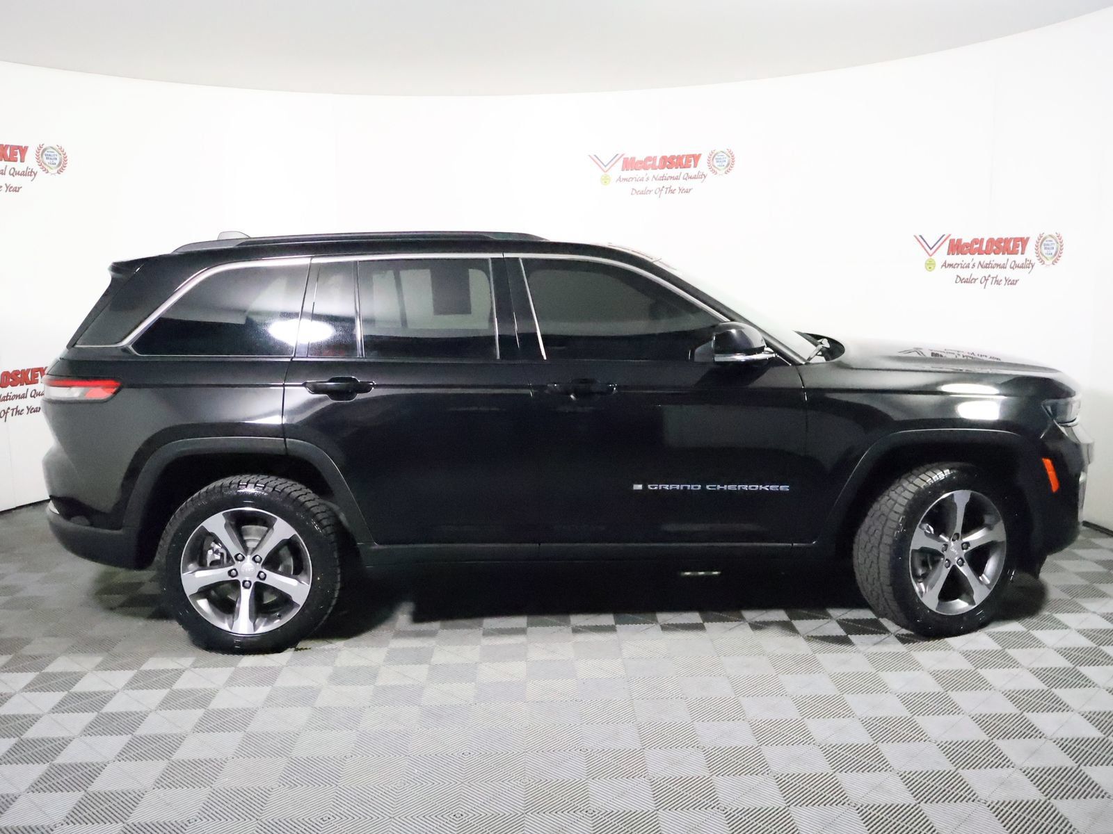 Used 2024 Jeep Grand Cherokee Limited 4xe w/ Luxury Tech Group II AWD/4WD image 3