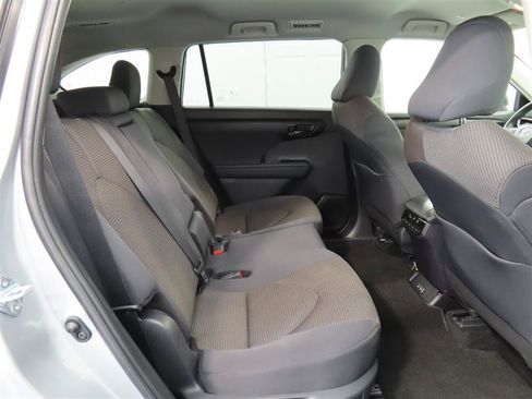 Used 2025 Toyota Highlander LE FWD image 32
