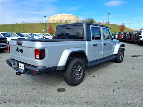 Used 2024 Jeep Gladiator Sport image 4