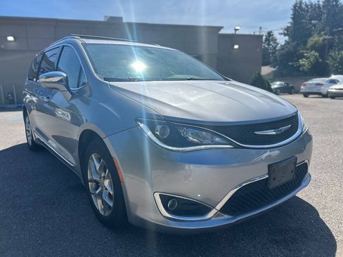 Used 2018 Chrysler Pacifica Limited FWD image 3