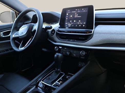 Used 2025 Jeep Compass Latitude image 17