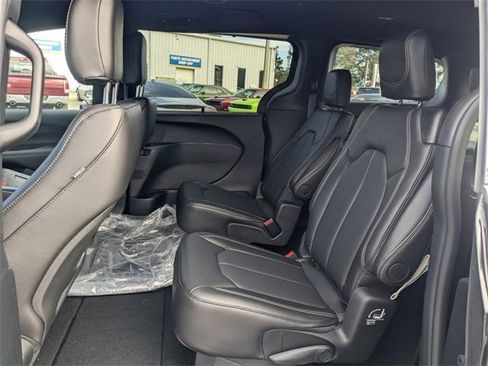 New 2025 Chrysler Pacifica Select image 15