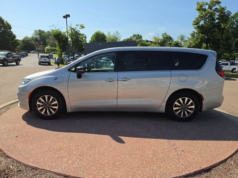Used 2024 Chrysler Pacifica Limited FWD image 2