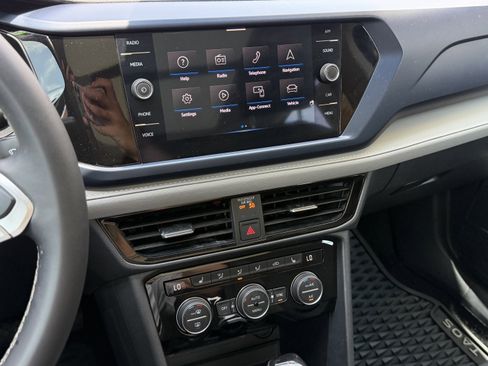 Used 2024 Volkswagen Taos SE w/ Panoramic Sunroof Package FWD image 19