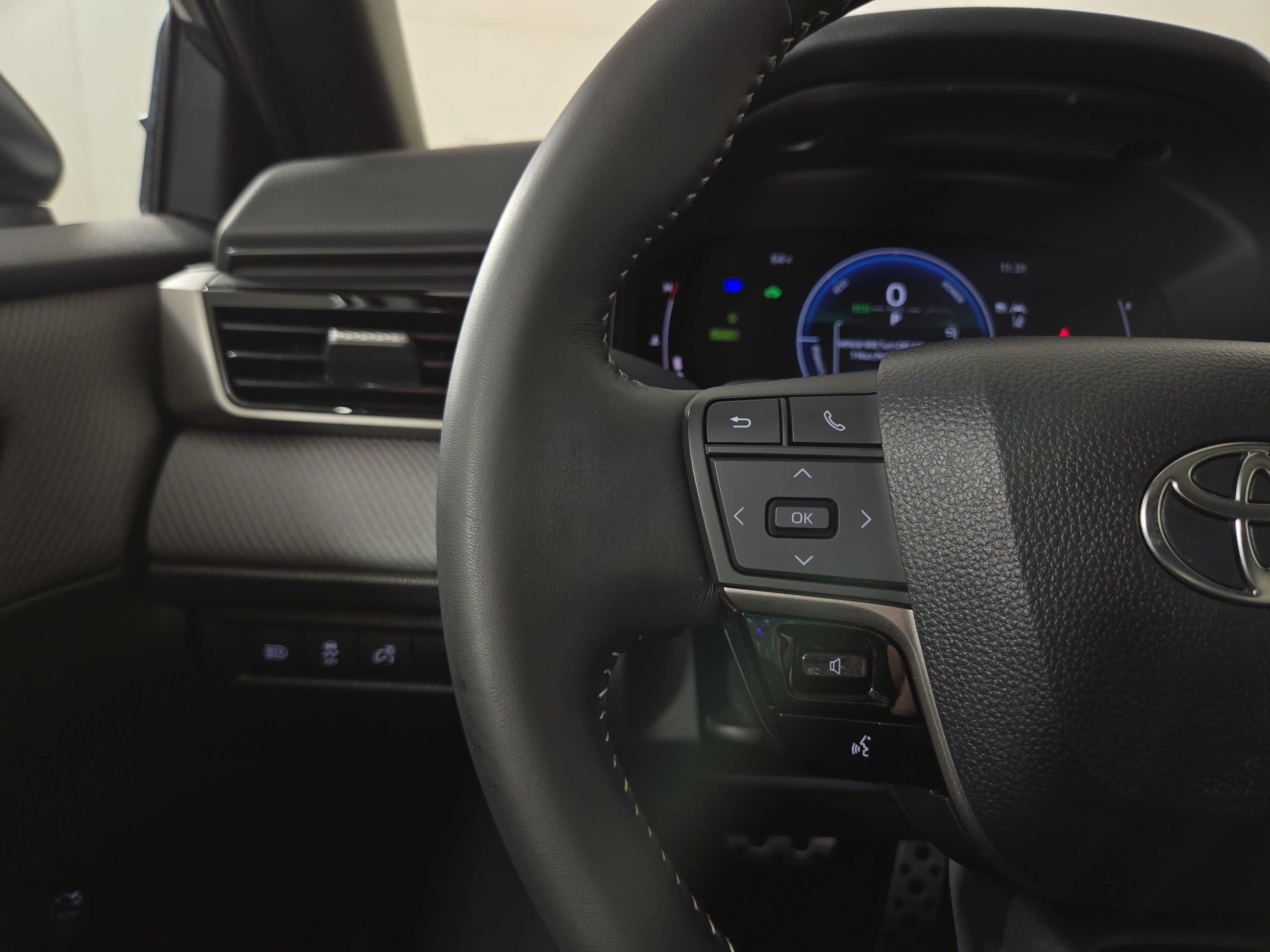 Used 2025 Toyota Camry SE w/ Convenience Package FWD image 15