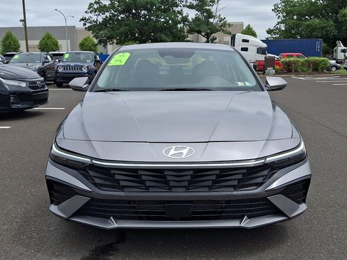 Certified 2025 Hyundai Elantra Limited FWD image 2