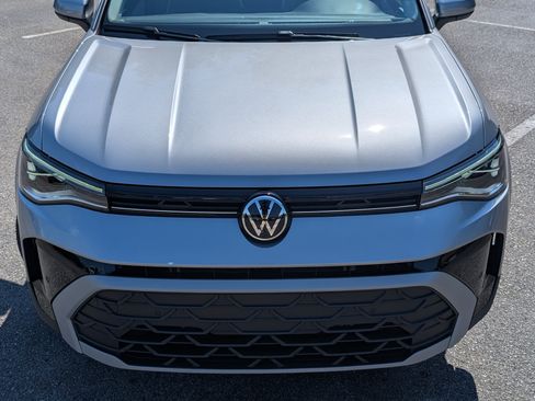 Used 2025 Volkswagen Taos SE w/ Panoramic Sunroof Package FWD image 12