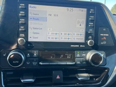 Used 2022 Toyota Highlander XLE AWD/4WD image 39