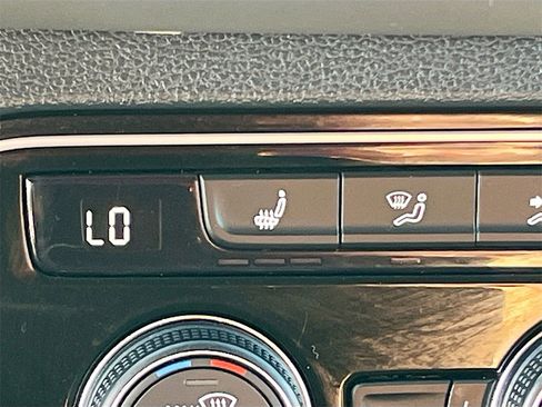 Used 2022 Volkswagen Atlas Cross Sport SE image 19