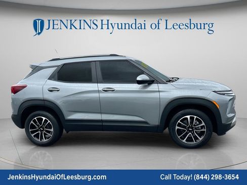Used 2024 Chevrolet TrailBlazer LT w/ LT Cold Weather Package FWD image 2