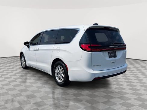 Used 2024 Chrysler Pacifica Touring-L FWD image 6