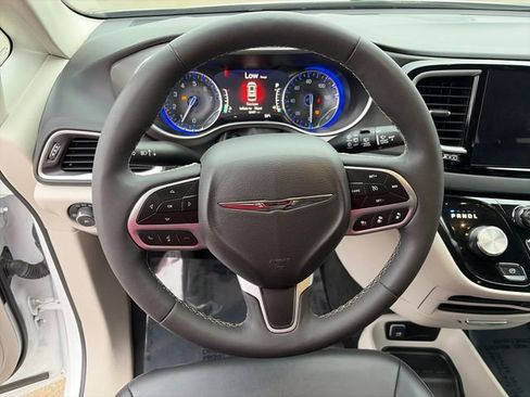 Used 2024 Chrysler Pacifica Touring-L FWD image 28