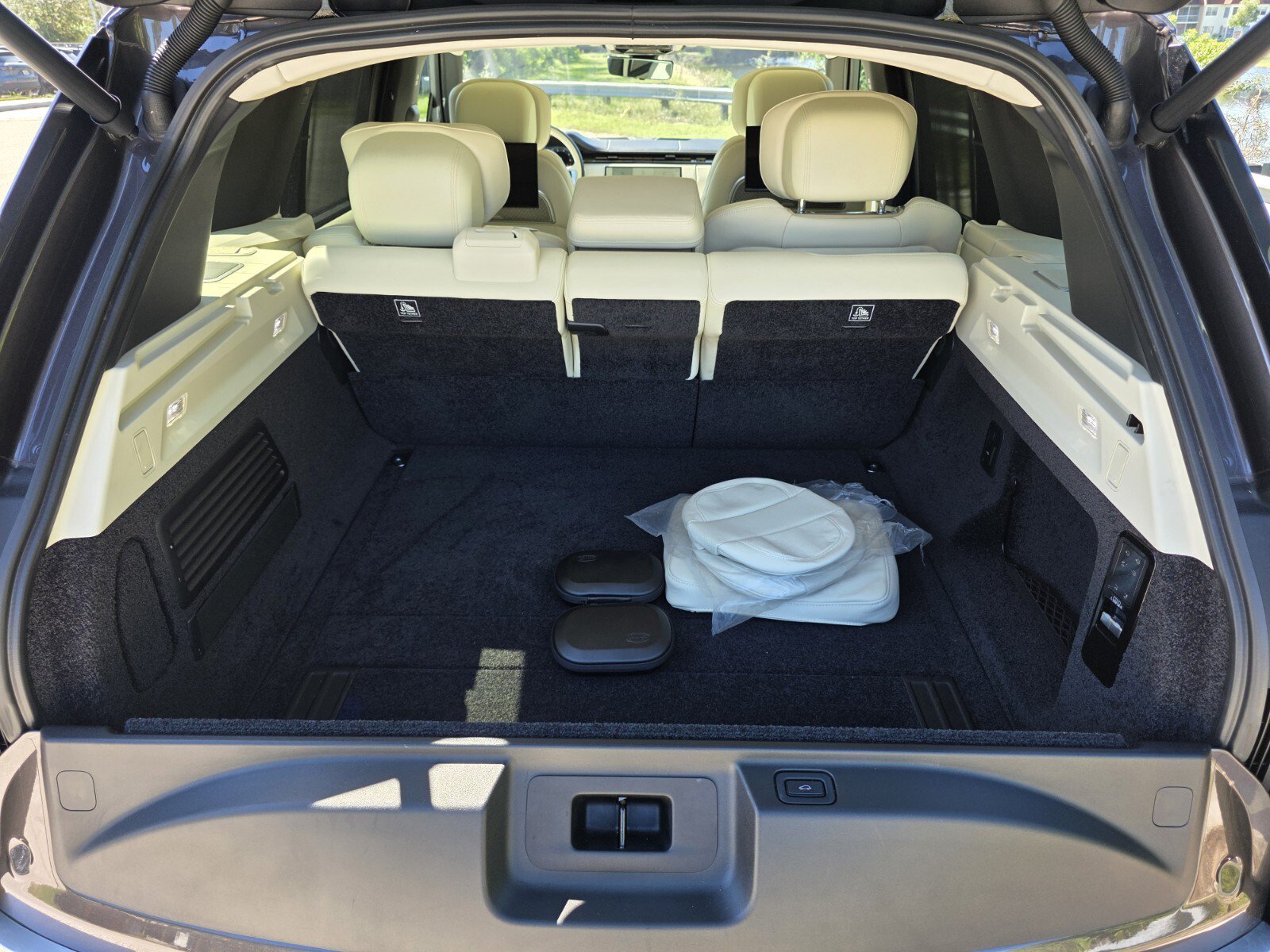 Certified 2023 Land Rover Range Rover First Edition AWD/4WD image 18