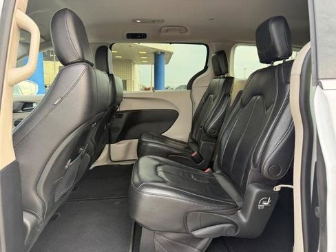 Used 2022 Chrysler Pacifica Touring-L FWD image 11