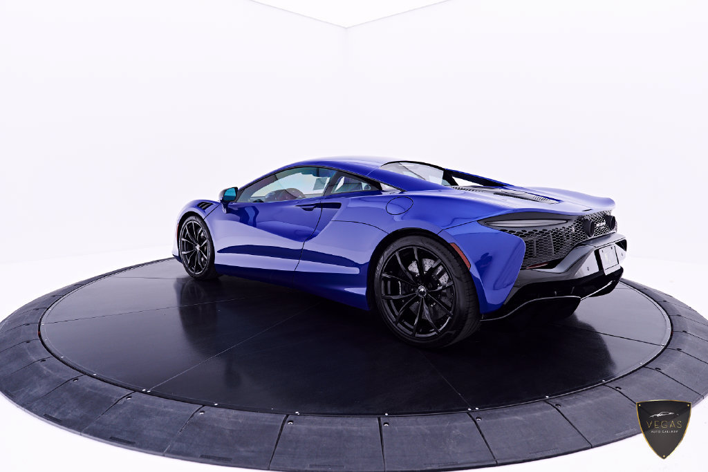 Used 2025 McLaren Artura RWD image 15